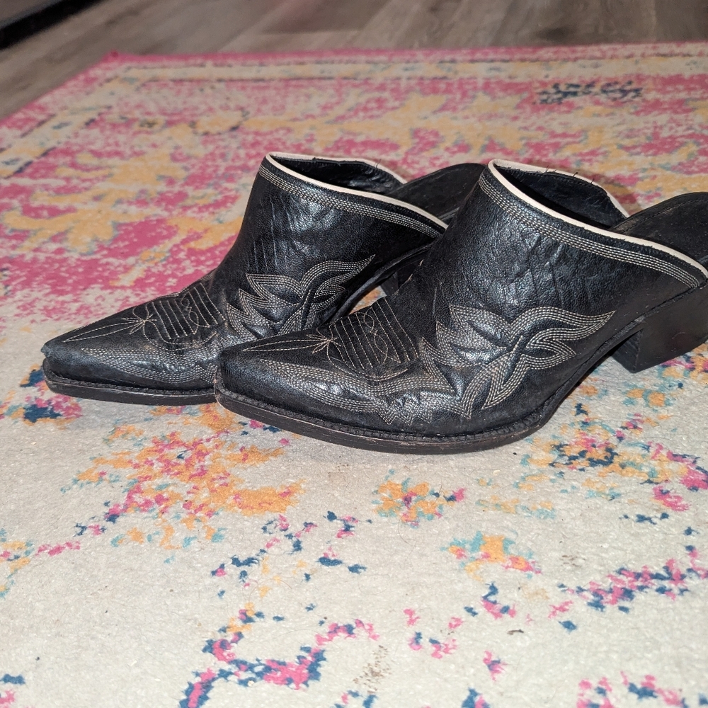 Black Azulada leather mules